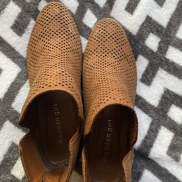 Tan breathable, low heel booties - Picture 4 of 9